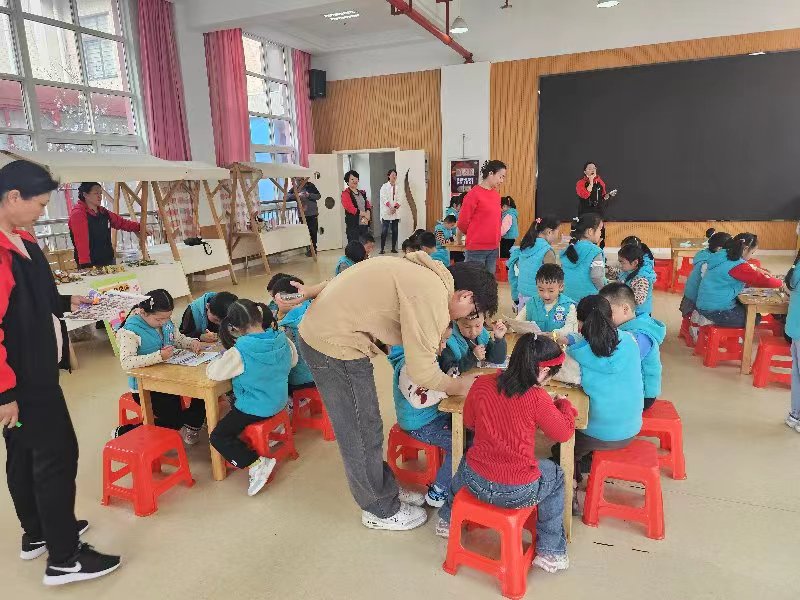曲江幼儿园欢乐闯关，智童树杂货铺体验成长乐趣(图3)