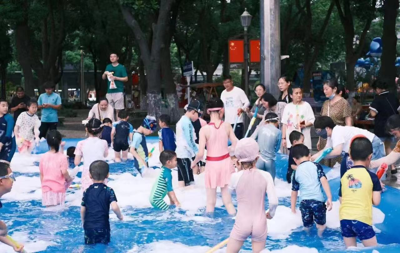 热烈夏日    泡沫大战(图2)