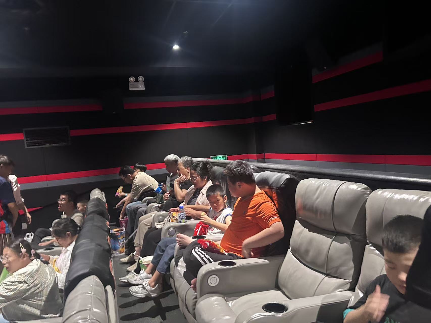 观影《志愿军》,亲子共“喘息”(图2) 观影《志愿军》,亲子共“喘息”(图2)