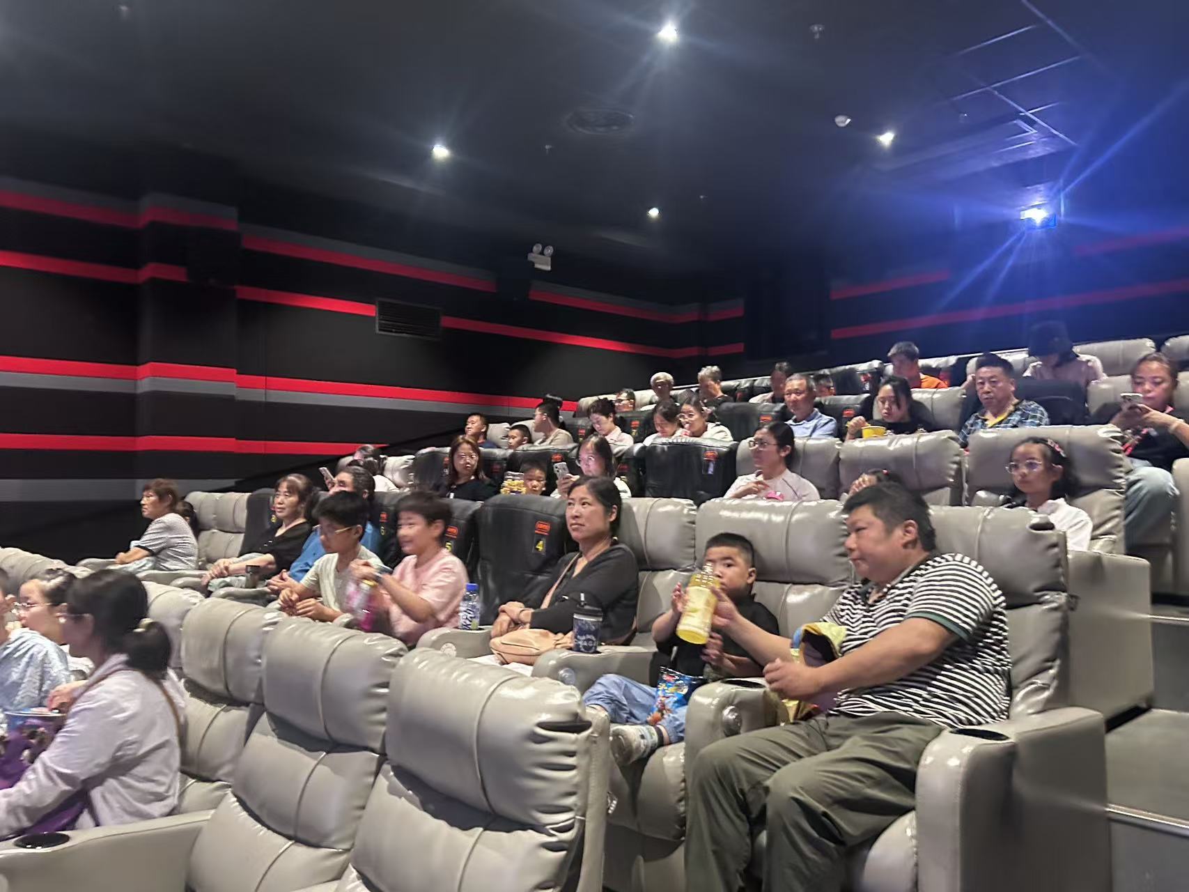 观影《志愿军》,亲子共“喘息”(图3) 观影《志愿军》,亲子共“喘息”(图3)