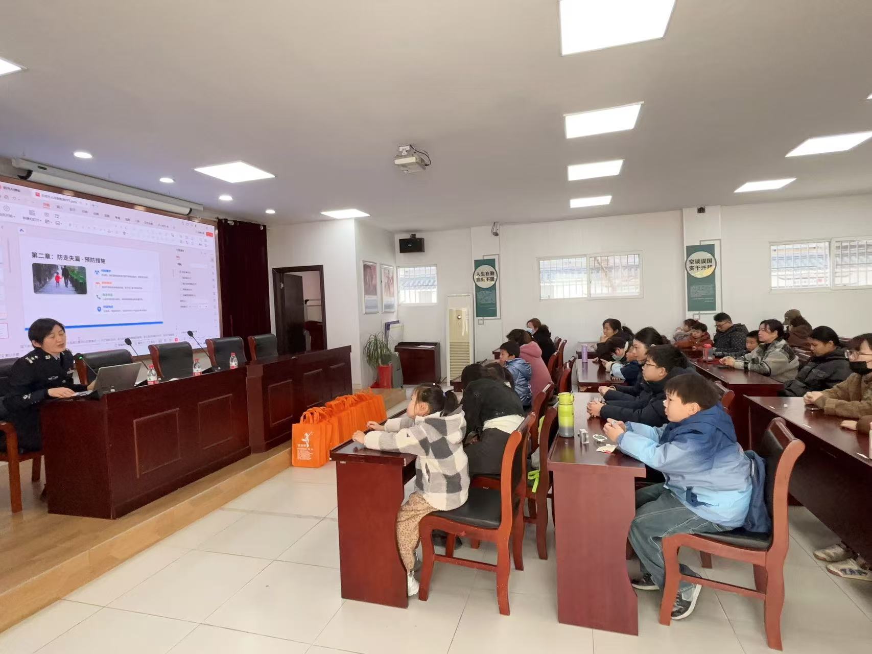 「阳光心灵·法治小卫士」安全成长营圆满落幕(图3) 「阳光心灵·法治小卫士」安全成长营圆满落幕(图3)