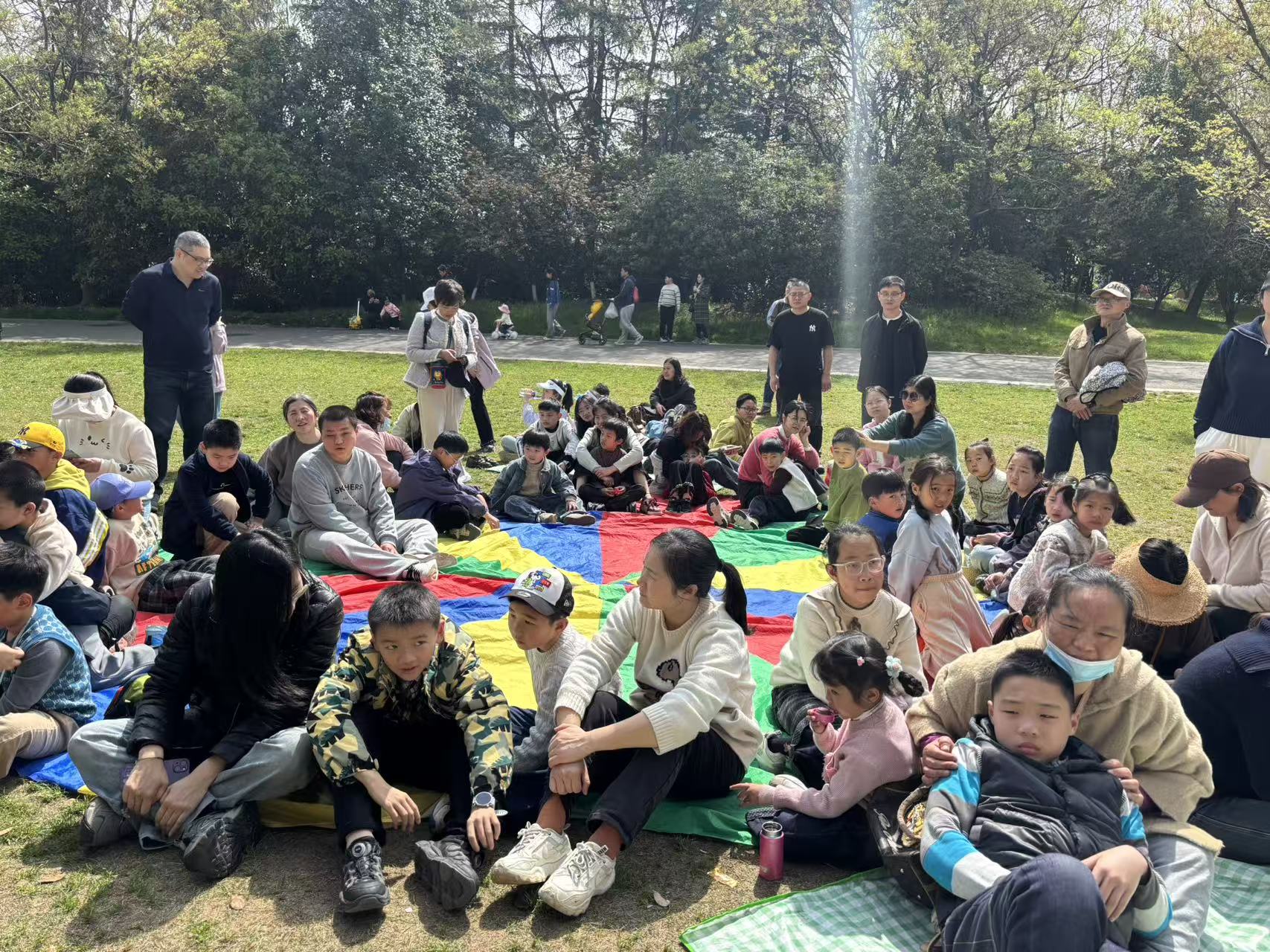 “茱萸拾春·童行自然”春游活动圆满落幕 解锁春日亲子美好时光(图2) “茱萸拾春·童行自然”春游活动圆满落幕 解锁春日亲子美好时光(图2)