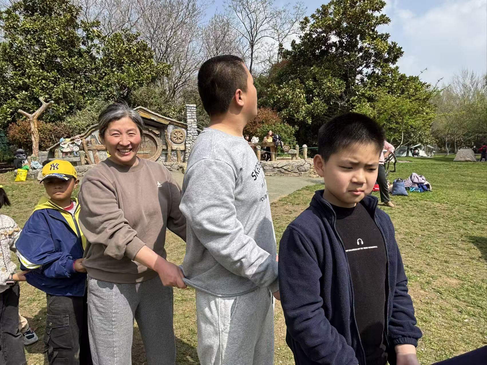 “茱萸拾春·童行自然”春游活动圆满落幕 解锁春日亲子美好时光(图3) “茱萸拾春·童行自然”春游活动圆满落幕 解锁春日亲子美好时光(图3)