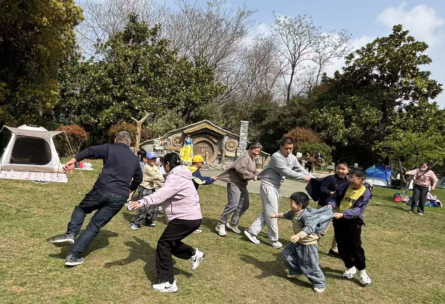 “茱萸拾春·童行自然”春游活动圆满落幕 解锁春日亲子美好时光(图4) “茱萸拾春·童行自然”春游活动圆满落幕 解锁春日亲子美好时光(图4)